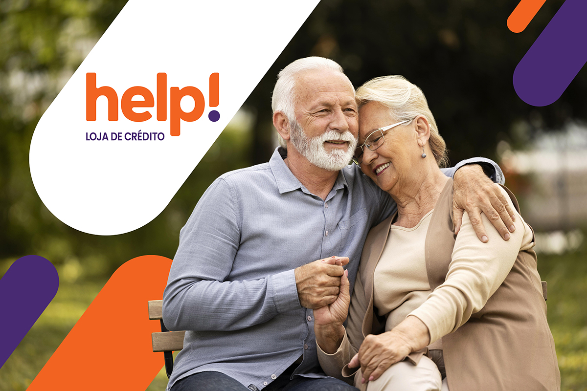 Casal de idosos sorrindo